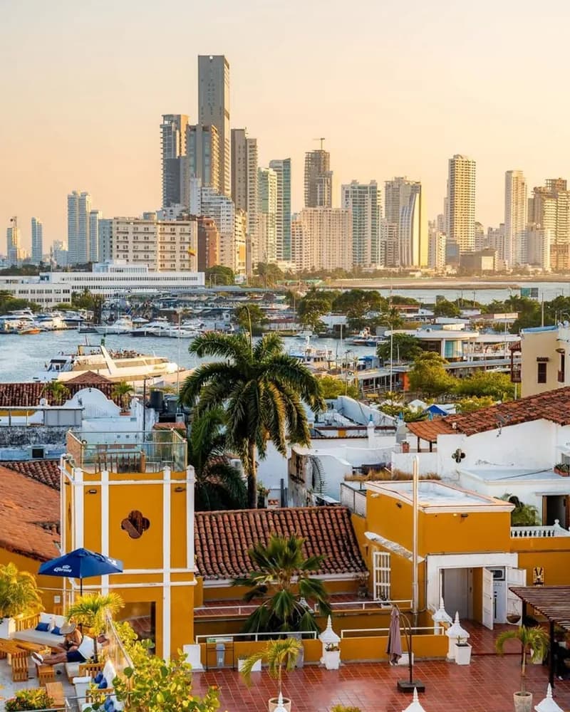 Terraza colonial y skyline de Cartagena al atardecer