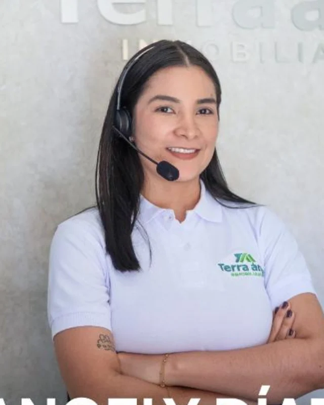 Angely Díaz — Asesora comercial