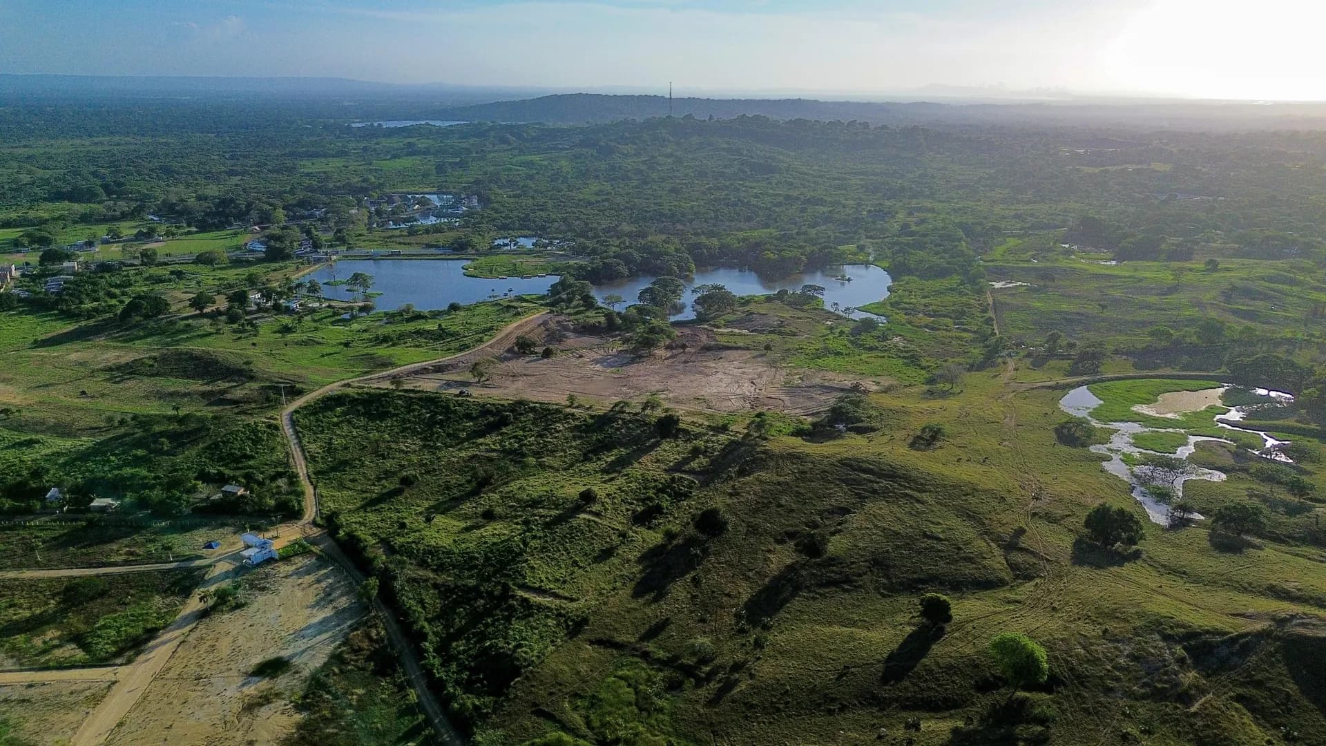 Vista aérea del terreno y lago de Santillana al atardecer