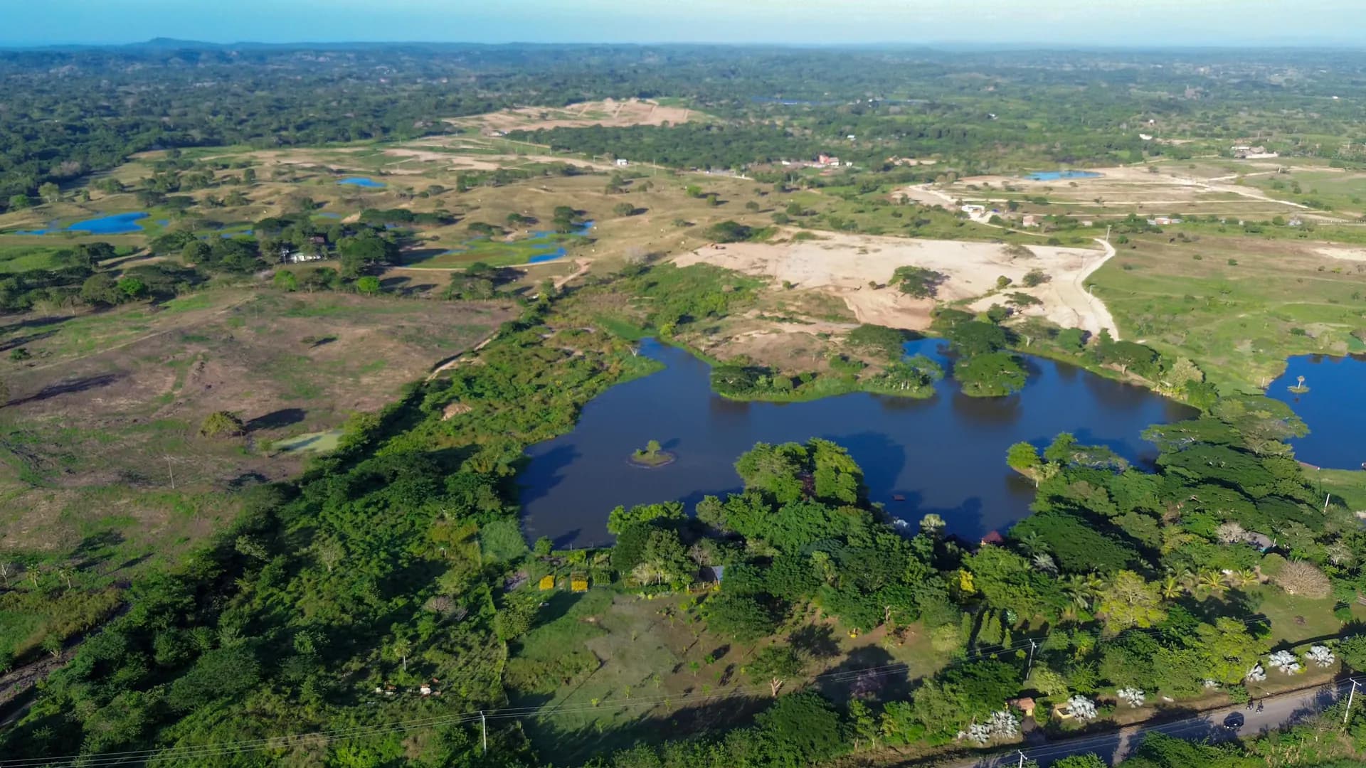 Vista aérea de Santillana del Mar con el lago natural de 3 hectáreas