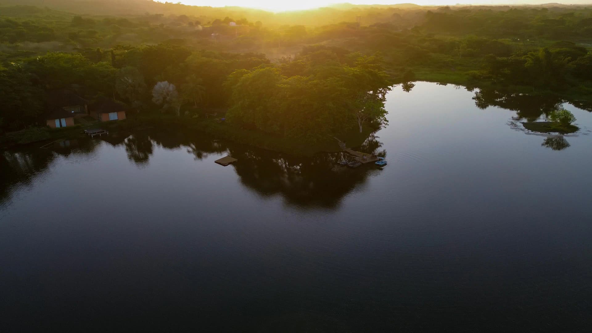 Lago natural de Santillana del Mar al atardecer con vegetación nativa