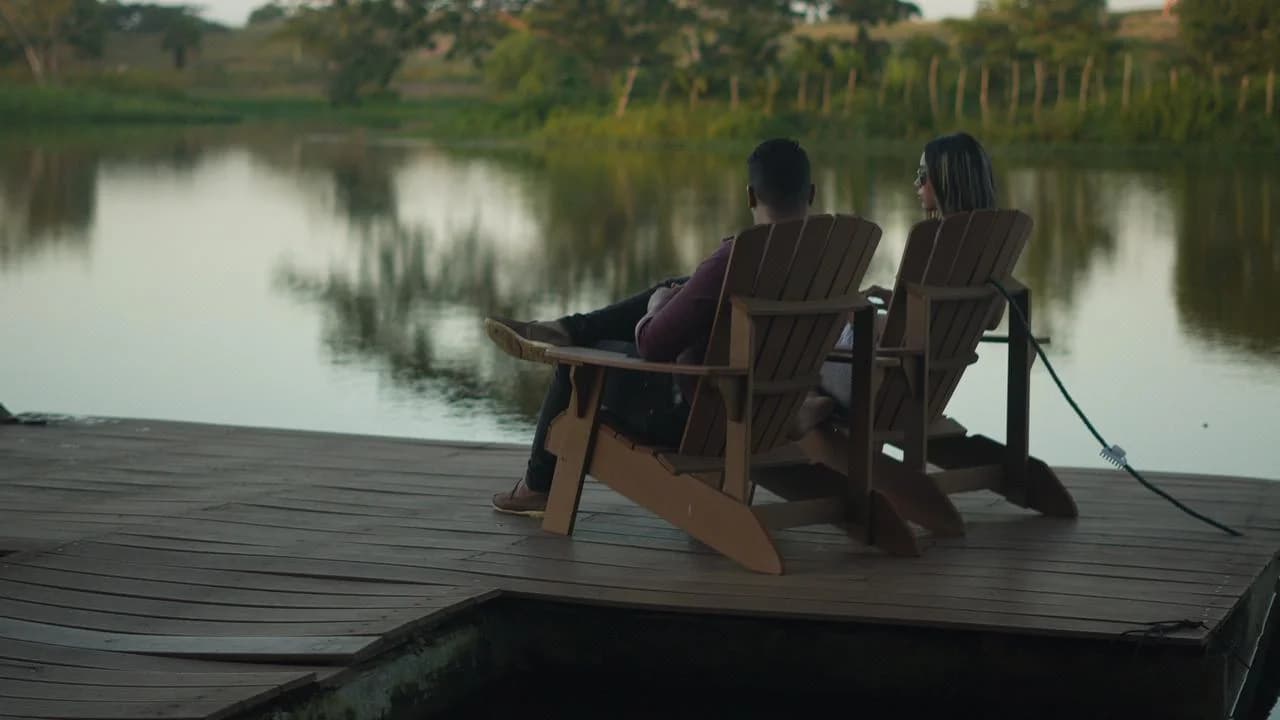 Pareja disfrutando del muelle con vista al lago
