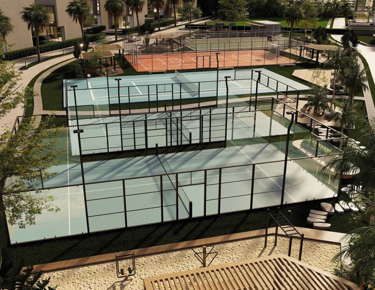 Canchas de pádel y cancha de tenis del área deportiva